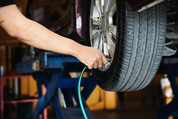 포토 JPG 해외이미지 직업 1 손 남자 도로 교통시설 자동차 노동자 거리 사람 사람없음 상점 검은색 바퀴 작업실 기술자 플랫 수리 닫기 역 서비스 타이어 언론 고정 문제 정비공 고무 파열 모터 유지 돌봄 압력 옛날 왁스 자동 차고 놓기 해외포토 길 육상교통 컬러 교통 모션 신체부위 시설 파일형식 이미지허브