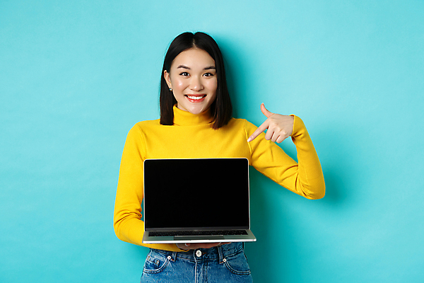 포토 JPG 해외이미지 여자 프레임 한명 미소 들기 동양인 상반신 성인 앞모습 노트북 사각형 가리킴 집중 보여주기 주목 성인여자한명만 해외포토 도형 1 뷰포인트 컨셉 모션 표정 사람 인종 손짓 전자제품 여자한명만 성인여자만 파일형식 이미지허브