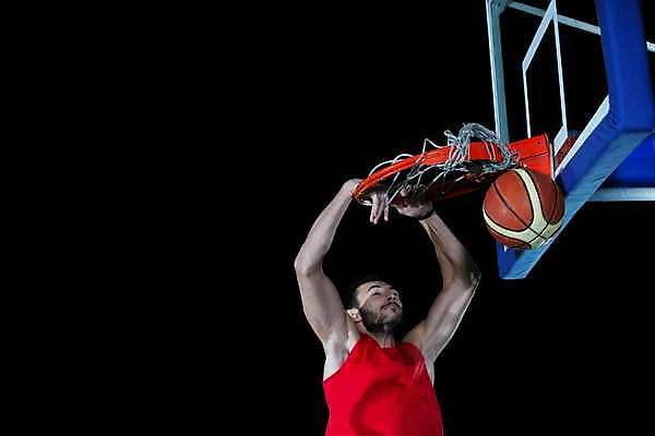 포토 JPG 해외이미지 남자 스포츠 모션 농구 농구공 실내 매달리기 한명 상반신 성인 앞모습 점프 잡기 체육관 근육질 슛 농구대 성인남자한명만 해외포토 1 뷰포인트 공 근육 사람 내부 구기 몸매 골대 남자한명만 성인남자만 파일형식 이미지허브