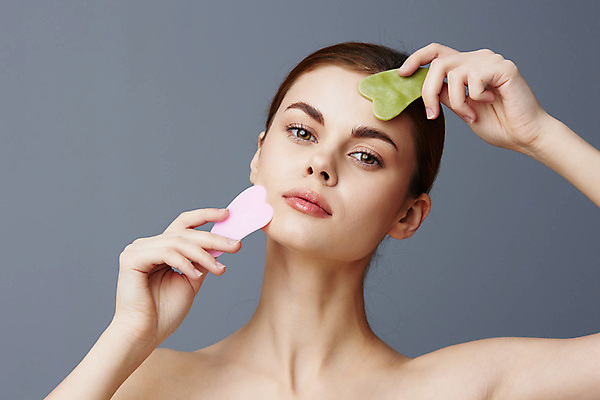 포토 JPG 해외이미지 여자 얼굴 실내 무표정 한명 들기 상반신 성인 앞모습 뷰티 스파 마사지 미용용품 피부관리 성인여자한명만 괄사 해외포토 1 감정 뷰포인트 모션 표정 사람 내부 신체부위 오브젝트 여자한명만 성인여자만 파일형식 이미지허브