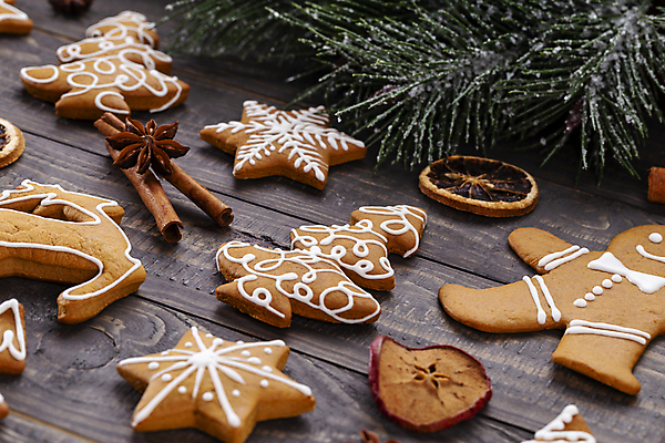 포토 JPG 해외이미지 크리스마스 크리스마스용품 실내 사람없음 쿠키 건과일 진저맨 크리스마스트리모양쿠키 진저쿠키 나무배경 해외포토 기념일 백그라운드 과일 디저트 건조 내부 용품 파일형식 이미지허브