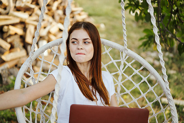 포토 JPG 해외이미지 주간 응시 여자 여유 휴가 휴식 한명 앉기 상반신 성인 야외 앞모습 노트북 해먹 흔들의자 성인여자한명만 해외포토 자연요소 1 시선 감정 뷰포인트 컨셉 의자 모션 사람 전자제품 침대 여자한명만 성인여자만 파일형식 이미지허브