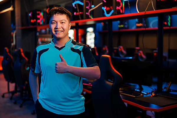 포토 JPG 해외이미지 남자 의자 한명 상반신 성인 취미 앞모습 경쟁 게임 사이버 따봉 게이머 피씨방 성인남자한명만 해외포토 1 뷰포인트 가구 컨셉 놀이 사람 최고 남자한명만 성인남자만 파일형식 이미지허브