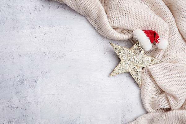 포토 JPG 해외이미지 별 크리스마스 산타모자 크리스마스용품 실내 사람없음 니트 흰배경 별모형 카피스페이스 해외포토 자연요소 모자_잡화 기념일 백그라운드 상의 내부 모형 공백 흰색 용품 파일형식 이미지허브