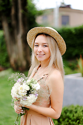 포토 JPG 해외이미지 백인 모델 모자 라이프스타일 드레스 여자 얼굴 꽃다발 포즈 거리 한명 미소 사람 성인 야외 초록색 금발 뷰티 유행 여행객 걷기 흰색 화려 우아함 닫기 입술 스타일 해외포토 서양인 1 헤어스타일 잡화 옷 꽃 컬러 컨셉 모션 표정 생활 신체부위 파일형식 이미지허브