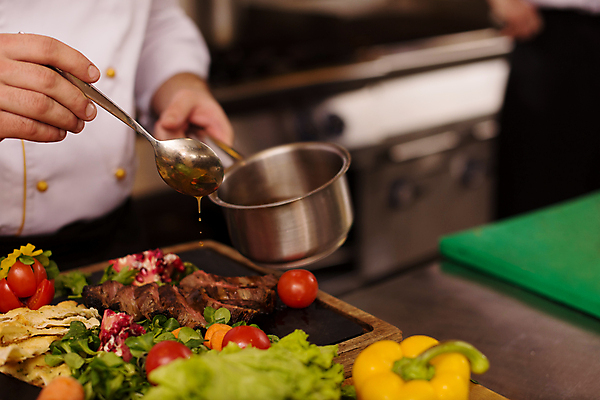 포토 JPG 해외이미지 손 식재료 실내 스테이크 요리 들기 신체부위 주방 숟가락 요리사 붓기 해외포토 직업 모션 서양음식 수저 사람 내부 파일형식 이미지허브