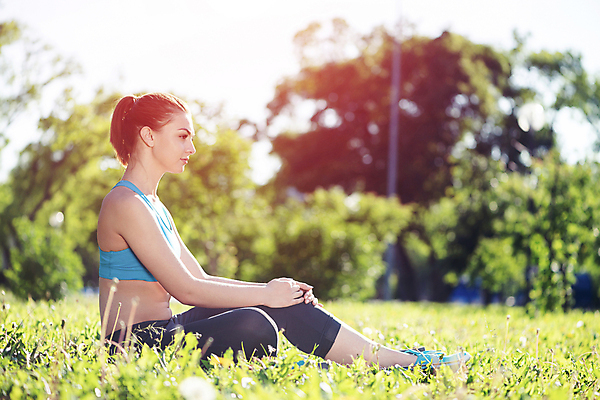 포토 JPG 해외이미지 주간 전신 여자 요가 휴식 한명 앉기 잔디 성인 야외 옆모습 아웃포커스 건강관리 요가복 성인여자한명만 해외포토 자연요소 식물 1 웰빙 뷰포인트 컨셉 모션 촬영기법 건강 관리 사람 운동복 여자한명만 성인여자만 파일형식 이미지허브