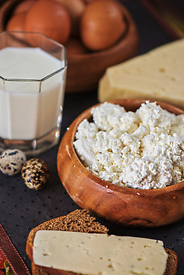 포토 JPG 해외이미지 치즈 실내 사람없음 아웃포커스 우유 담기 나무그릇 해외포토 그릇 모션 유제품 촬영기법 내부 목재 파일형식 이미지허브