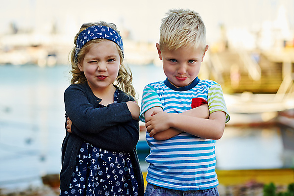 포토 JPG 해외이미지 주간 응시 여자 남자 어린이 함께함 윙크 웃음 소년 상반신 야외 두명 앞모습 아웃포커스 친구 팔짱 우정 즐거움 어린이만 해외포토 자연요소 시선 감정 뷰포인트 컨셉 관계 모션 촬영기법 표정 사람 파일형식 이미지허브