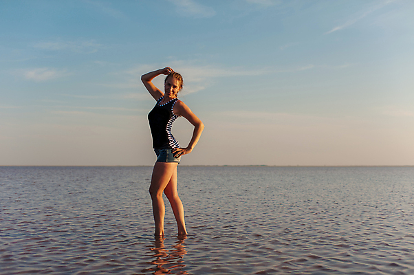 포토 JPG 해외이미지 주간 전신 여자 여유 바다 여행 허리손 포즈 하늘 휴식 한명 서기 성인 야외 옆모습 여름휴가 바캉스 혼자 성인여자한명만 혼행 혼여족 해외포토 자연요소 1 라이프스타일 감정 뷰포인트 컨셉 모션 휴가 사람 신조어 약어 여자한명만 성인여자만 파일형식 여름_계절 이미지허브