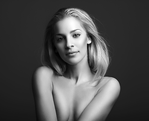 포토 JPG 해외이미지 백인 응시 여자 상의탈의 흑백 실내 한명 상반신 성인 앞모습 성인여자한명만 해외포토 서양인 1 시선 뷰포인트 탈의 촬영기법 사람 내부 여자한명만 성인여자만 파일형식 이미지허브