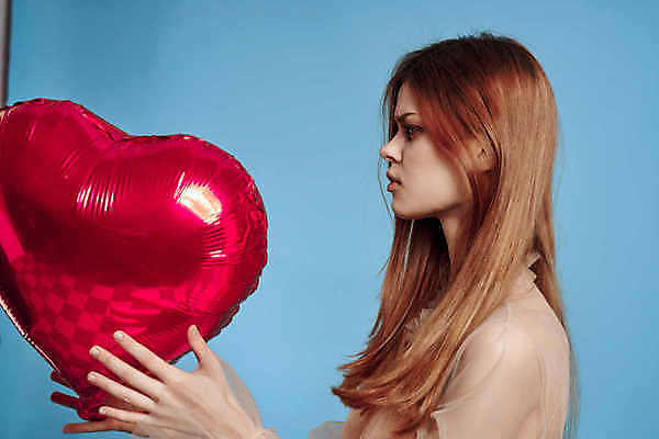 포토 JPG 해외이미지 응시 여자 한명 상반신 성인 옆모습 하트 잡기 파란배경 하트풍선 풍선 성인여자한명만 해외포토 모양 1 시선 뷰포인트 백그라운드 모션 사람 파란색 여자한명만 성인여자만 파일형식 이미지허브