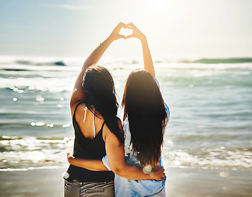 포토 JPG 해외이미지 주간 여자 허리손 함께함 상반신 성인 해변 야외 두명 뒷모습 친구 손들기 우정 즐거움 손하트 성인여자만 해외포토 자연요소 감정 바다 뷰포인트 포즈 컨셉 관계 모션 사람 손짓 여자만 성인만 파일형식 이미지허브