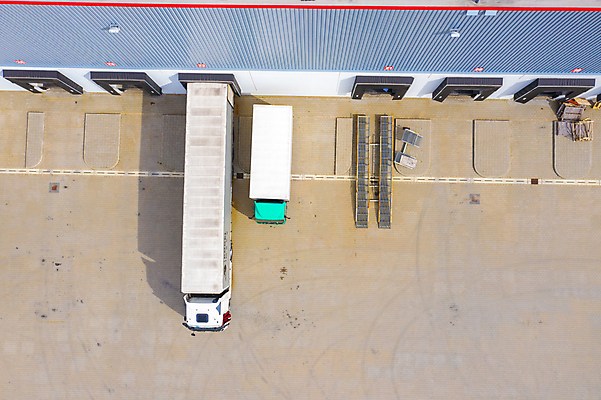 포토 JPG 해외이미지 유럽 산업 도로 비즈니스 공장 교통시설 자동차 독일 안테나 사람없음 화물 상품 컨테이너 창고 시설 상업 수납 짐차 무거움 트레일러 물류 폴란드 드론 분배 수입 조감도 해외포토 나라 길 육상교통 교통 통신 공업 운송업 무게 파일형식 이미지허브