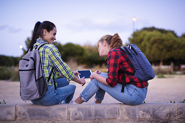 포토 JPG 해외이미지 백인 학생 라이프스타일 응시 여자 행복 지도 2 인터넷 학교 모바일 함께함 사람 야외 두명 10대 친구 스마트폰 터치패드 디지털 우정 청바지 잡기 도시 메시지 무선전화기 대학교 전자 쇼 패드 해외포토 서양인 시선 교육 감정 컨셉 바지 관계 모션 청소년 생활 핸드폰 스마트기기 전화기 파일형식 이미지허브