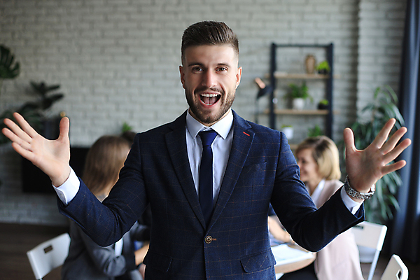 포토 JPG 해외이미지 서양인 여자 남자 회사 서기 앉기 정장 손짓 상반신 성인 앞모습 옆모습 세명 업무 비즈니스맨 비즈니스우먼 성인만 해외포토 외국인 옷 뷰포인트 비즈니스 모션 사람 작업 직장인 파일형식 이미지허브