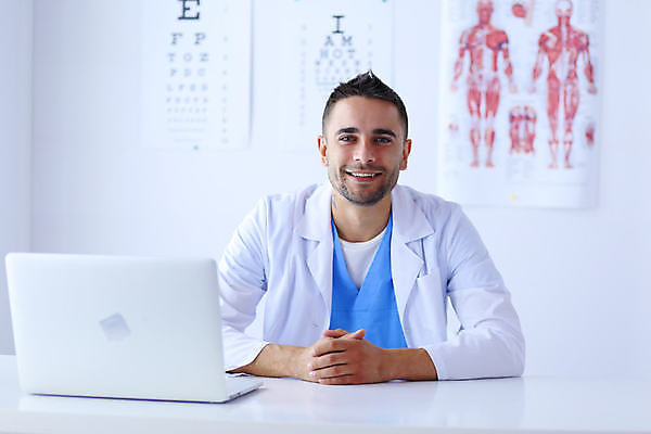 포토 JPG 해외이미지 백인 직업 응시 남자 행복 종이 백그라운드 유니폼 인터넷 청진기 직장 실내 건강 병원 실험 한명 사람 앉기 성인 노트북 컴퓨터 사무실 약 카메라 우주 의사 코트 흰색 작업 중앙 서비스 길이 돌봄 해골모형 해외포토 서양인 1 시선 옷 감정 컬러 회사 비즈니스 의학 의료기기 모션 내부 전자제품 모형 외투 의료진 파일형식 이미지허브