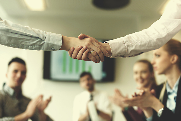 포토 JPG 해외이미지 손 여자 남자 비즈니스 협력 악수 실내 협상 여러명 상반신 성인 앞모습 옆모습 아웃포커스 신체부위 박수 성인만 해외포토 뷰포인트 다수 촬영기법 사람 손짓 내부 파일형식 이미지허브