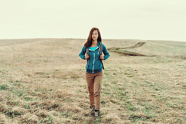 포토 JPG 해외이미지 백인 1 라이프스타일 여자 여행 밭 배낭 자연 한명 미소 사람 초원 성인 야외 여름 여행객 걷기 봄 트래킹 하이킹 가을 모험가 카피스페이스 해외포토 서양인 계절 농업 가방 모션 레저 표정 생활 공백 생태계 파일형식 이미지허브