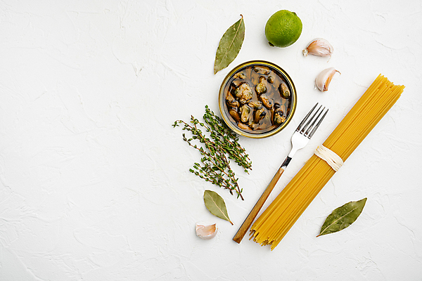 포토 JPG 해외이미지 포크 식재료 실내 사람없음 하이앵글 허브 흰배경 홍합 스파게티면 월계수 파스타면 해외포토 식물 식기 뷰포인트 백그라운드 어패류 파스타 내부 흰색 면류 파일형식 이미지허브