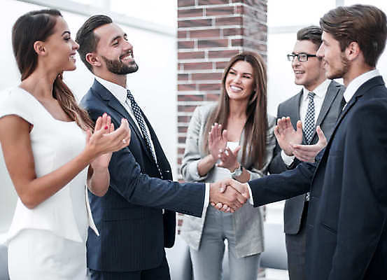 포토 JPG 해외이미지 여자 남자 비즈니스 협력 악수 실내 협상 웃음 여러명 상반신 성인 앞모습 옆모습 비즈니스맨 비즈니스우먼 박수 성인만 해외포토 뷰포인트 다수 표정 사람 손짓 내부 직장인 파일형식 이미지허브