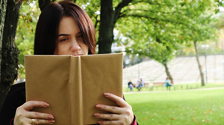 포토 JPG 해외이미지 나무 여자 여유 자연 한명 잔디 상반신 성인 앞모습 책 독서 성인여자한명만 해외포토 식물 1 감정 뷰포인트 사람 생태계 여자한명만 성인여자만 파일형식 이미지허브