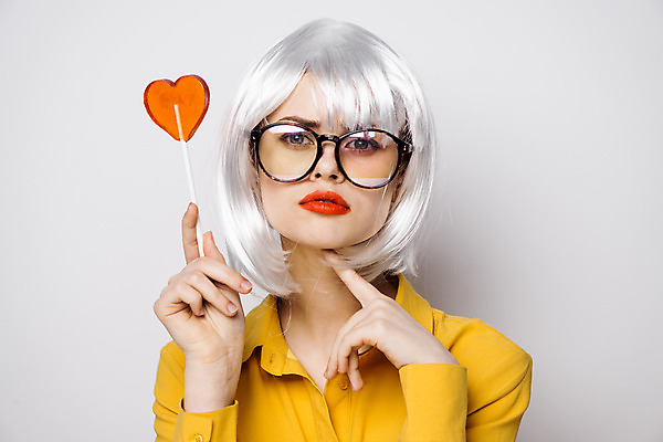 포토 JPG 해외이미지 여자 막대사탕 한명 들기 상반신 성인 앞모습 하트 은색 가발 성인여자한명만 안경낌 힙스터 해외포토 모양 1 패션 안경 뷰포인트 컬러 모션 사탕 사람 여자한명만 성인여자만 파일형식 이미지허브