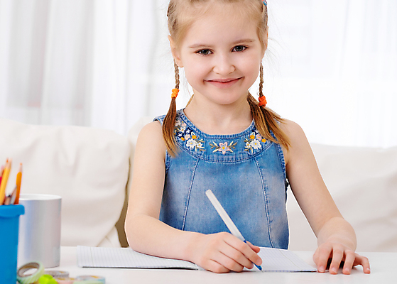 포토 JPG 해외이미지 응시 여자 어린이 교실 미술 한명 들기 상반신 앞모습 펜 그리기 그림 캔버스 소녀한명만 해외포토 1 시선 교육 뷰포인트 학교 모션 문화예술 사람 필기구 여자한명만 소녀만 파일형식 이미지허브