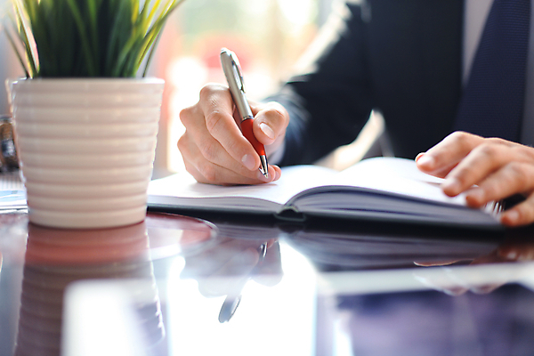 포토 JPG 해외이미지 남자 화분 비즈니스 실내 한명 들기 상반신 성인 앞모습 펜 다이어리 기록 비즈니스맨 소프트포커스 세미나 성인남자한명만 해외포토 1 뷰포인트 모션 촬영기법 사람 내부 필기구 사무용품 직장인 남자한명만 성인남자만 파일형식 이미지허브