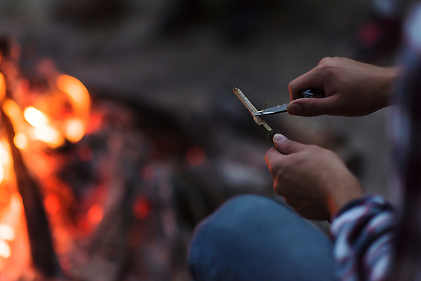 포토 JPG 해외이미지 손 들기 야외 아웃포커스 신체부위 캠핑 나뭇가지 야간 소프트포커스 모닥불 손질 커터칼 깎기 해외포토 자연요소 나무 모션 불 레저 촬영기법 사람 사무용품 파일형식 이미지허브