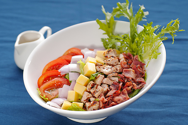 포토 JPG 해외이미지 접시 음식 빵 백그라운드 잎 다이어트 토마토 채소 재료 탁자 치즈 건강 마늘 육류 요리 사람없음 빨간색 초록색 파란색 주방 식사 저녁식사 치킨 샐러드 흰색 신선 조미료 사발 상추 유기농 서빙 레시피 점심식사 시저샐러드 로메인상추 맛있는 해외포토 식물 식기 웰빙 컬러 가구 식재료 유제품 사기그릇 닭고기요리 향미료 파일형식 이미지허브