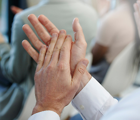 포토 JPG 해외이미지 외국인 직업 손 여자 남자 직장 실내 여러명 성인 아웃포커스 직장인 비즈니스맨 비즈니스우먼 박수 프레젠테이션 성인만 해외포토 다수 회사 비즈니스 촬영기법 사람 인종 손짓 내부 신체부위 파일형식 이미지허브