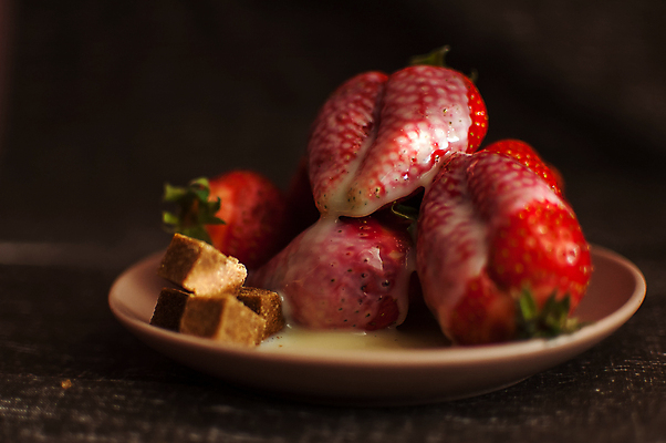 포토 JPG 해외이미지 접시 디자인 열매 음식 조각 백그라운드 과일 재료 탁자 지팡이 딸기 디저트 건강 요리 사람없음 목재 빨간색 여름 초콜릿 봄 흰색 시골 신선 사발 달콤 맛 아침식사 잼 설탕 유기농 날것 비타민 숙성 입가심 짠맛 채식주의자 세련 맛있는 해외포토 나무 식물 식기 웰빙 계절 컬러 가구 컨셉 식사 사기그릇 소스_음식 채식 영양소 파일형식 이미지허브