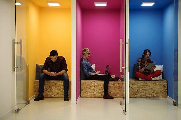 포토 JPG 해외이미지 전신 여자 남자 벽 들기 앉기 성인 세명 노트북 스마트폰 태블릿 사무실 업무 비즈니스맨 비즈니스우먼 성인만 해외포토 비즈니스 모션 사람 전자제품 핸드폰 스마트기기 작업 직장인 파일형식 이미지허브