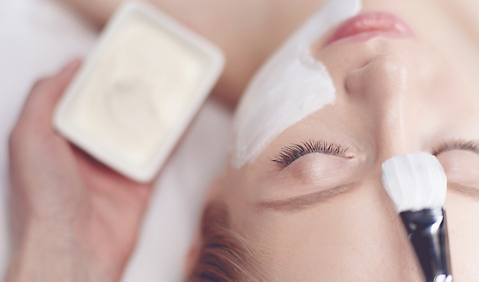 포토 JPG 해외이미지 손 여자 실내 한명 들기 근접촬영 상반신 성인 앞모습 아웃포커스 신체부위 뷰티 눈감음 붓 피부관리 바르기 팩 성인여자한명만 해외포토 1 뷰포인트 모션 촬영기법 사람 내부 화장품 여자한명만 성인여자만 파일형식 이미지허브