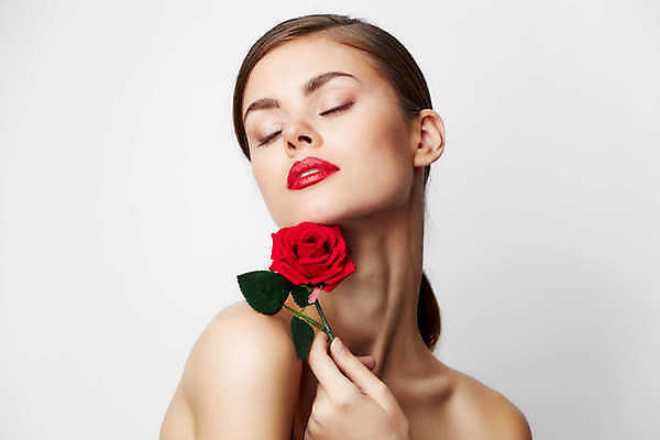 포토 JPG 해외이미지 백인 여자 포즈 한명 들기 상반신 성인 앞모습 화장 뷰티 장미 눈감음 성인여자한명만 해외포토 서양인 1 꽃 뷰포인트 모션 사람 여자한명만 성인여자만 파일형식 이미지허브