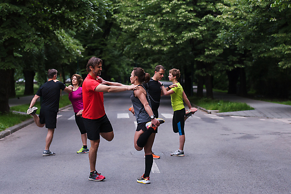 포토 JPG 해외이미지 주간 전신 나무 여자 노년 남자 도로 함께함 여러명 성인 야외 옆모습 뒷모습 조깅 스트레칭 마라톤 달리기선수 해외포토 자연요소 식물 길 뷰포인트 다수 컨셉 교통시설 사람 경기 운동 육상스포츠 육상선수 파일형식 이미지허브