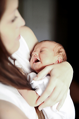 포토 JPG 해외이미지 여자 안기 엄마 실내 입벌림 상반신 성인 두명 옆모습 아웃포커스 육아 자녀 아기 잠 소프트포커스 돌봄 해외포토 뷰포인트 가족 모션 촬영기법 표정 사람 내부 파일형식 이미지허브