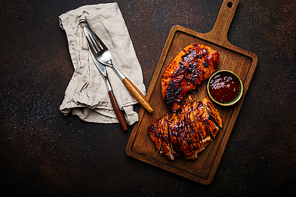 포토 JPG 해외이미지 포크 서양음식 실내 사람없음 하이앵글 식탁보 나이프 나무도마 닭고기요리 터키음식 갈색배경 해외포토 식기 음식 뷰포인트 백그라운드 도마 내부 목재 갈색 칼 동양음식 파일형식 튀르키예 이미지허브