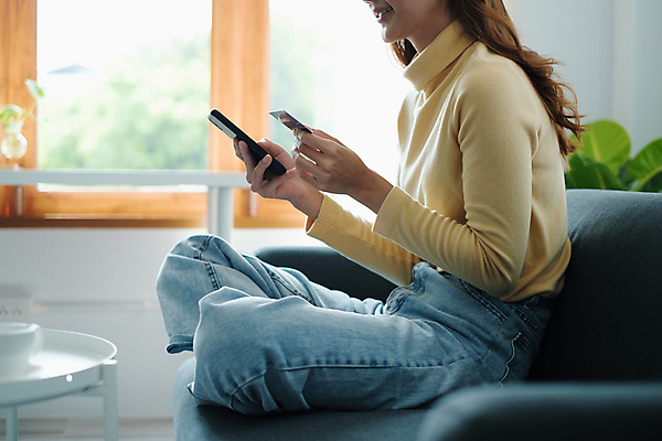 포토 JPG 해외이미지 전신 여자 여유 휴식 실내 한명 들기 앉기 성인 옆모습 아웃포커스 스마트폰 소파 성인여자한명만 집콕 해외포토 1 감정 뷰포인트 컨셉 의자 모션 촬영기법 사람 내부 핸드폰 스마트기기 신조어 여자한명만 성인여자만 파일형식 앳홈라이프 이미지허브