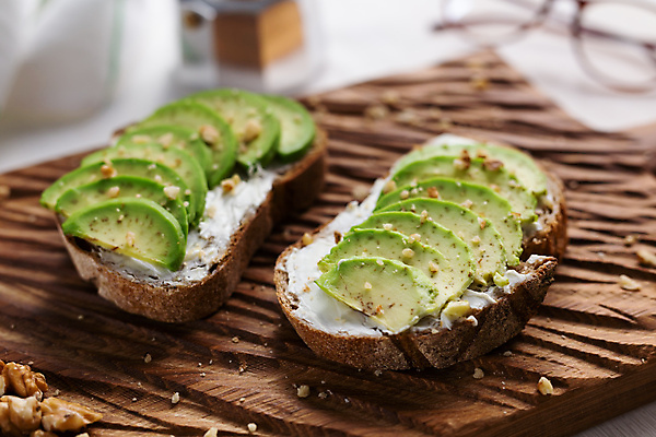 포토 JPG 해외이미지 안경 과일 사람없음 아웃포커스 신선 유기농 호두 토스트 아보카도 나무도마 해외포토 웰빙 잡화 빵 도마 촬영기법 목재 견과류 파일형식 이미지허브