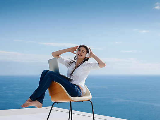 포토 JPG 해외이미지 전신 남자 의자 비즈니스 하늘 휴식 한명 앉기 성인 야외 옆모습 노트북 헤드셋 자유 옥상 성인남자한명만 해외포토 1 뷰포인트 음향기기 가구 컨셉 모션 사람 전자제품 헤드폰 남자한명만 성인남자만 파일형식 이미지허브