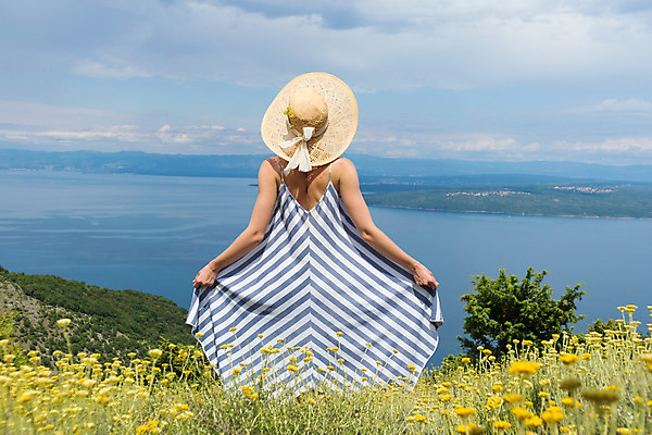 포토 JPG 해외이미지 주간 원피스 여자 꽃 여유 바다 여행 꽃밭 하늘 휴식 한명 서기 상반신 성인 야외 뒷모습 여름휴가 바캉스 잡기 밀짚모자 크로아티아 혼자 성인여자한명만 혼행 혼여족 해외포토 자연요소 식물 모자_잡화 1 라이프스타일 옷 감정 유럽 뷰포인트 컨셉 모션 휴가 사람 신조어 약어 여자한명만 성인여자만 파일형식 여름_계절 이미지허브
