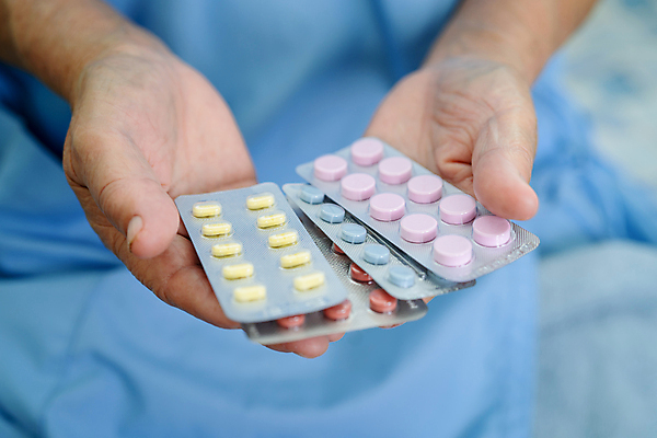 포토 JPG 해외이미지 손 의학 실내 종류 들기 아웃포커스 신체부위 알약 여러개 다양 보여주기 해외포토 다수 모션 촬영기법 사람 내부 약 파일형식 이미지허브