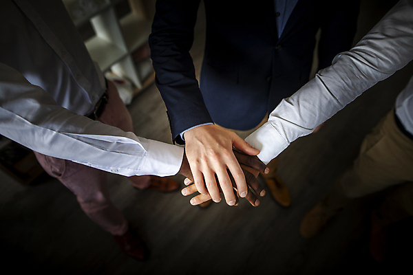 포토 JPG 해외이미지 손 남자 비즈니스 협력 실내 상반신 성인 앞모습 옆모습 신체부위 세명 어둠 비즈니스맨 동료 손모으기 비네팅 성인남자만 해외포토 뷰포인트 관계 촬영기법 사람 손짓 내부 직장인 남자만 성인만 파일형식 이미지허브