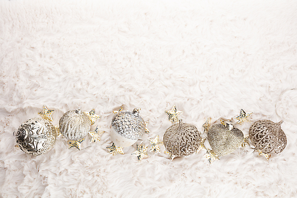 포토 JPG 해외이미지 크리스마스장식 크리스마스 크리스마스용품 실내 사람없음 미니어처 흰배경 일렬 솔방울 해외포토 기념일 백그라운드 내부 모형 흰색 용품 파일형식 이미지허브