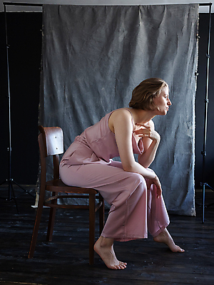 포토 JPG 해외이미지 백인 시선 여자 분홍색 포즈 백그라운드 셔츠 생각 의자 짧은머리 실내 한명 사람 앉기 정장 목재 뷰티 유행 귀여움 방 수확 우아함 내추럴 배려 스타일 해외포토 서양인 나무 1 헤어스타일 옷 컬러 가구 컨셉 상의 농업 재료 모션 내부 파일형식 이미지허브