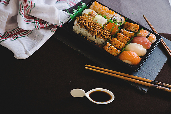 포토 JPG 해외이미지 전통 아시아 문화 음식 조각 백그라운드 다이어트 젓가락 밥 치즈 새우 건강 종류 어류 동양인 사람없음 식당 일본 식사 저녁식사 줄무늬 초밥 회 흰색 신선 최고 해조류 닫기 먹기 해산물 준비 날것 롤 깨 연어 향 아보카도 점심식사 대두 해외포토 나라 컬러 무늬 과일 식재료 모션 유제품 수저 갑각류 인종 상점 수중동물 조미료 해양식물 일본음식 파일형식 이미지허브