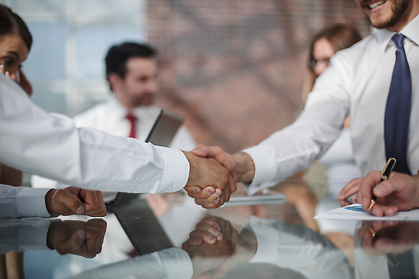 포토 JPG 해외이미지 손 여자 남자 비즈니스 회의 협력 악수 실내 협상 여러명 상반신 성인 앞모습 옆모습 아웃포커스 신체부위 반사 비즈니스맨 성인만 해외포토 뷰포인트 다수 촬영기법 사람 손짓 내부 직장인 파일형식 이미지허브