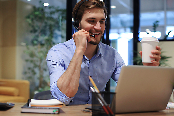 포토 JPG 해외이미지 남자 비즈니스 실내 한명 들기 앉기 상반신 성인 앞모습 노트북 사무실 헤드폰 잡기 비즈니스맨 상담원 마이크 텔레마케팅 테이크아웃컵 성인남자한명만 해외포토 1 뷰포인트 음향기기 모션 사람 내부 컵 전자제품 직장인 사무원 서비스업 남자한명만 성인남자만 파일형식 이미지허브